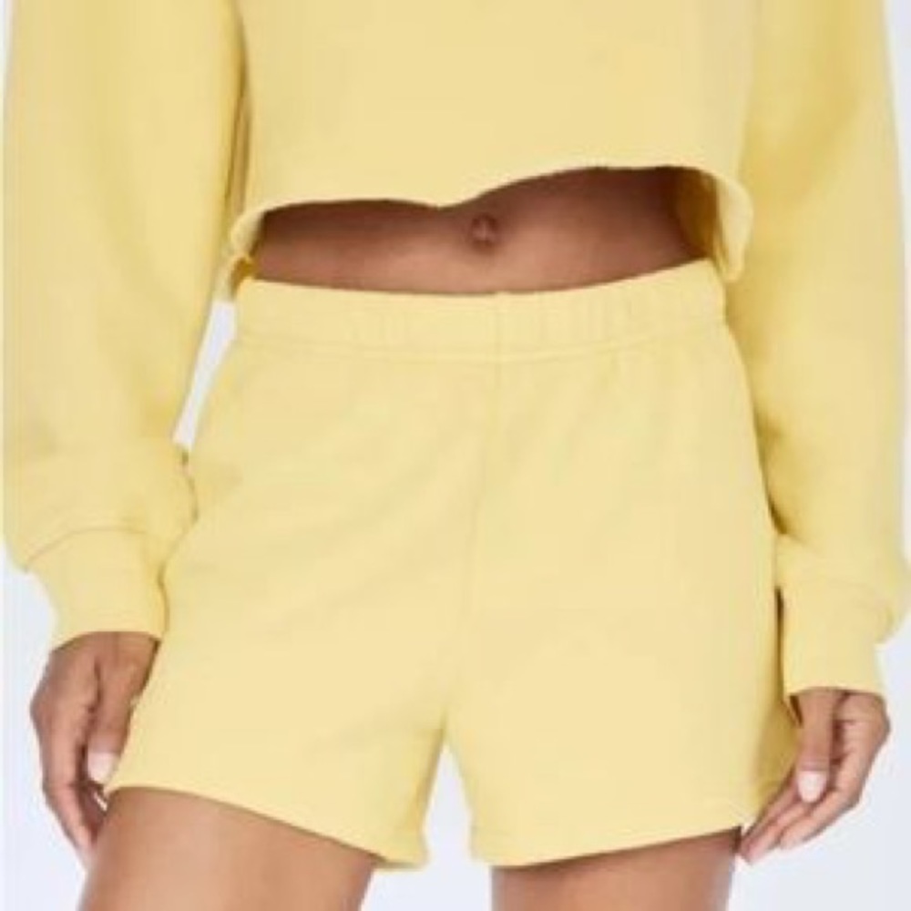 Aritzia TNA Cozy Perfect Sweatshort high rise 3” color wheat